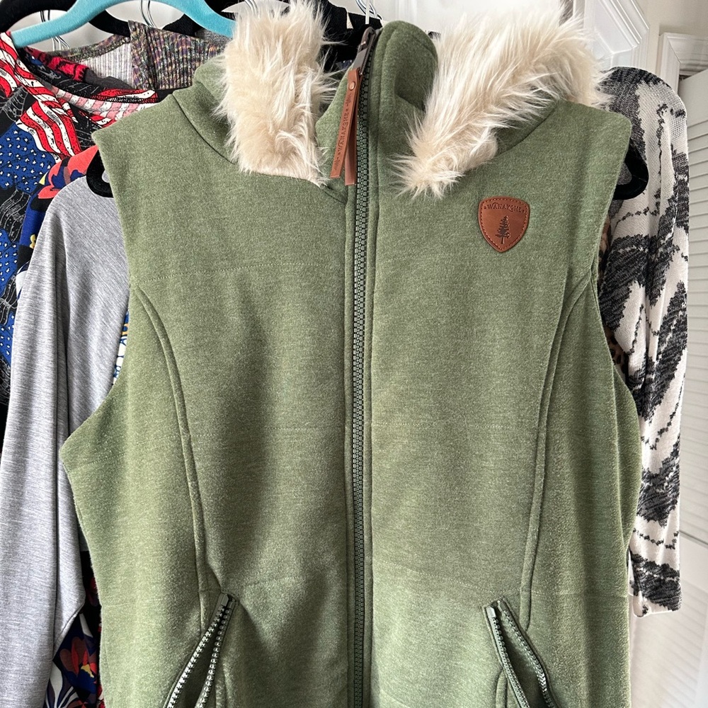 BNWT Wanakome Chive Terry vest XL